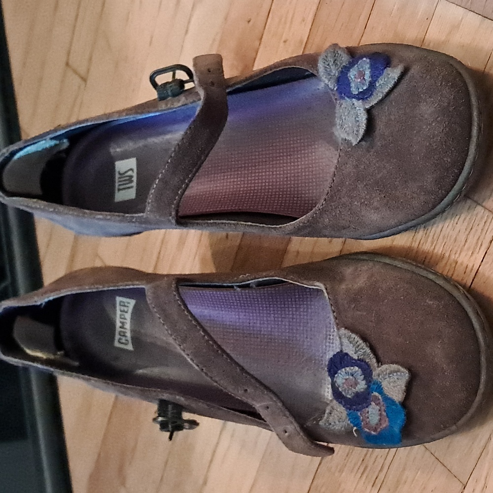 Camper/TWS heels in suede and rubber. SIZE 8.5 Brown with flower appliques